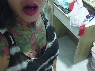 Frenchbaguettes - tattooed girl bareback - ashemaletube.com